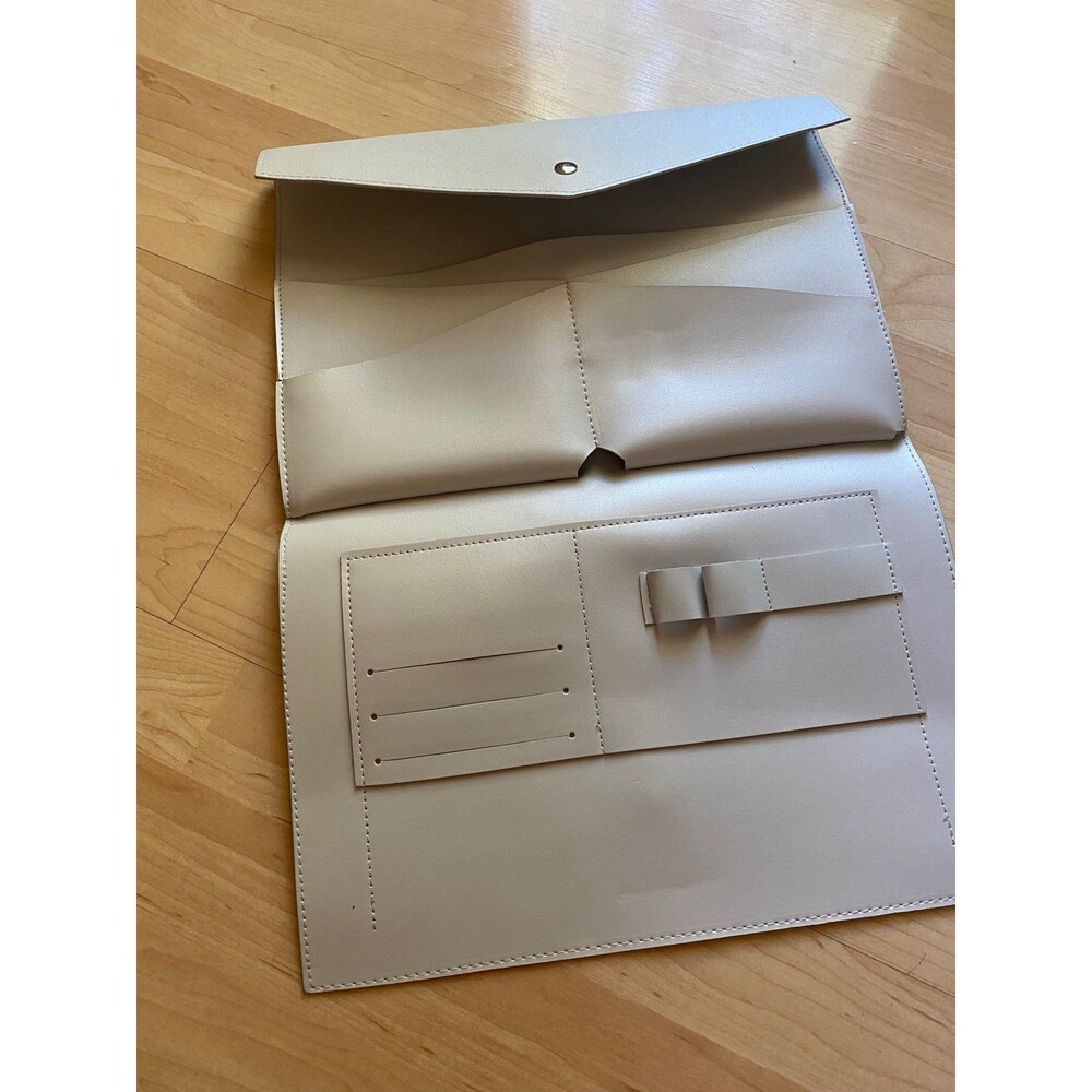 NWOT Glass Ladder & Co Light Grey Megan portfolio clutch Vegan Leather tech